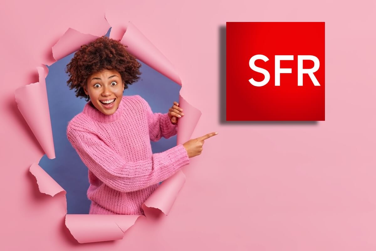 Femme sort d'un fond rose et montre le logo de SFR, souriante car nouveau forfait sans engagement 140 Go en 5G